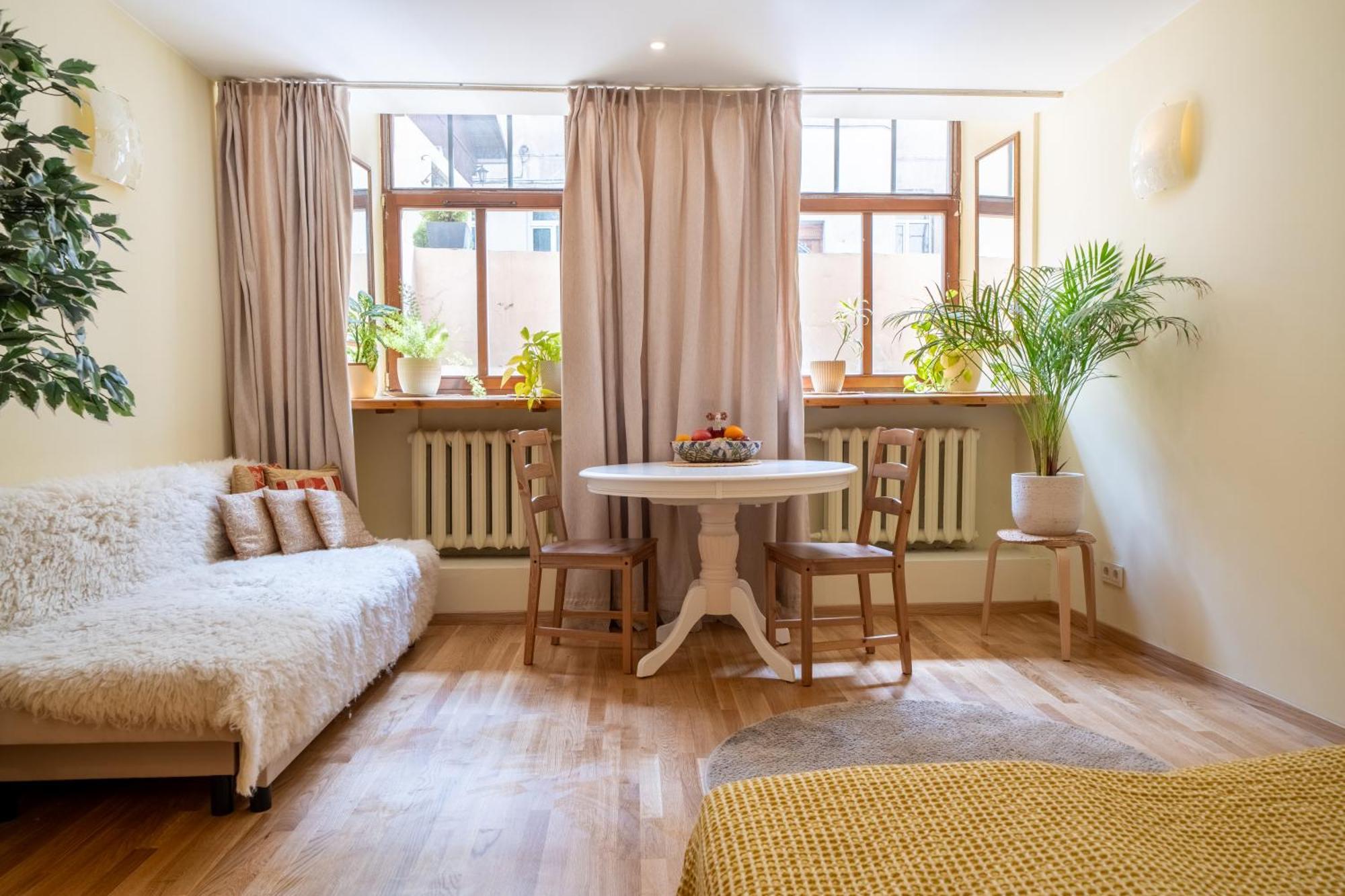 Cozy Suite With Inner Yard วิลนีอุส ภายนอก รูปภาพ