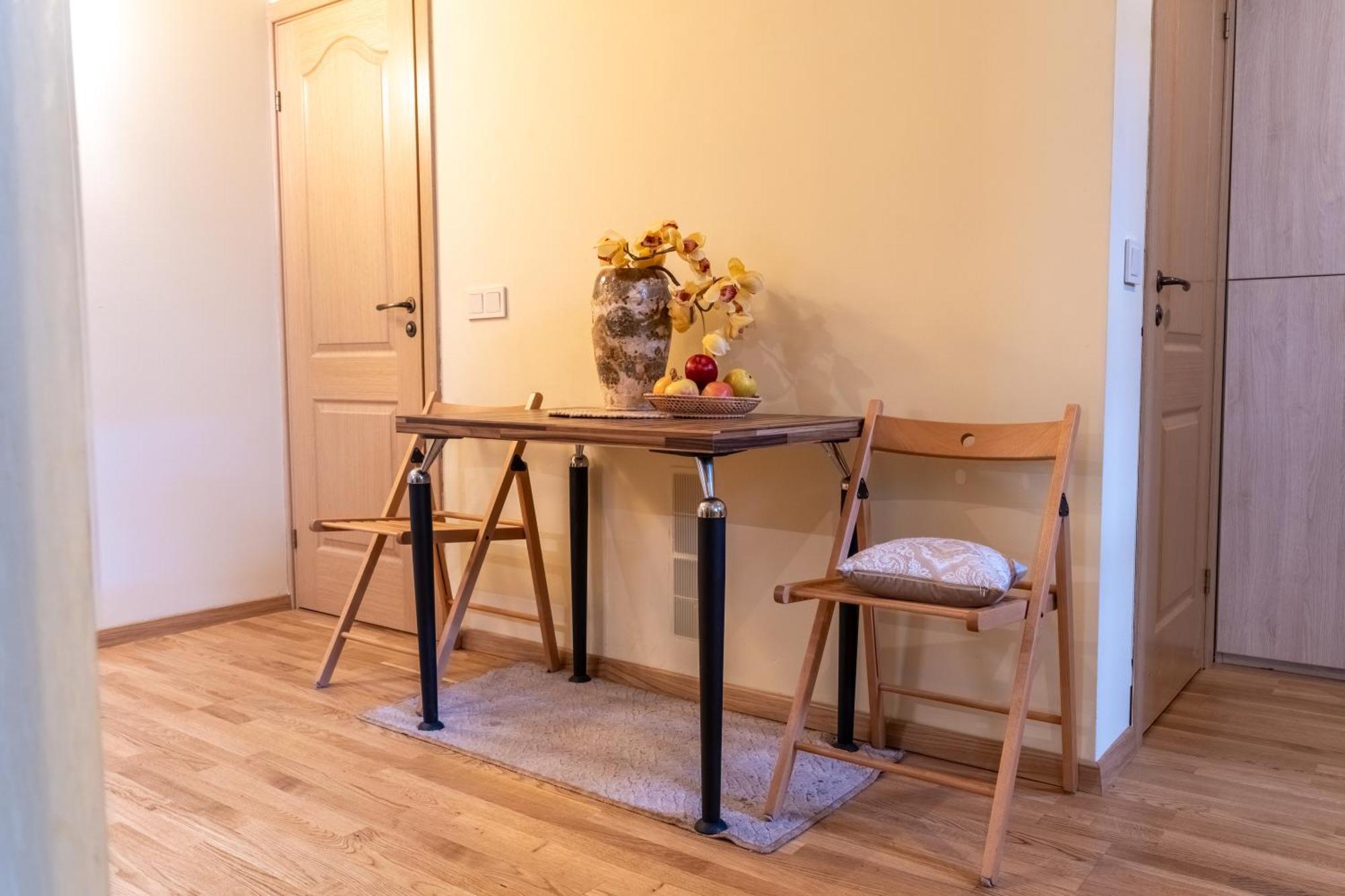 Cozy Suite With Inner Yard วิลนีอุส ภายนอก รูปภาพ