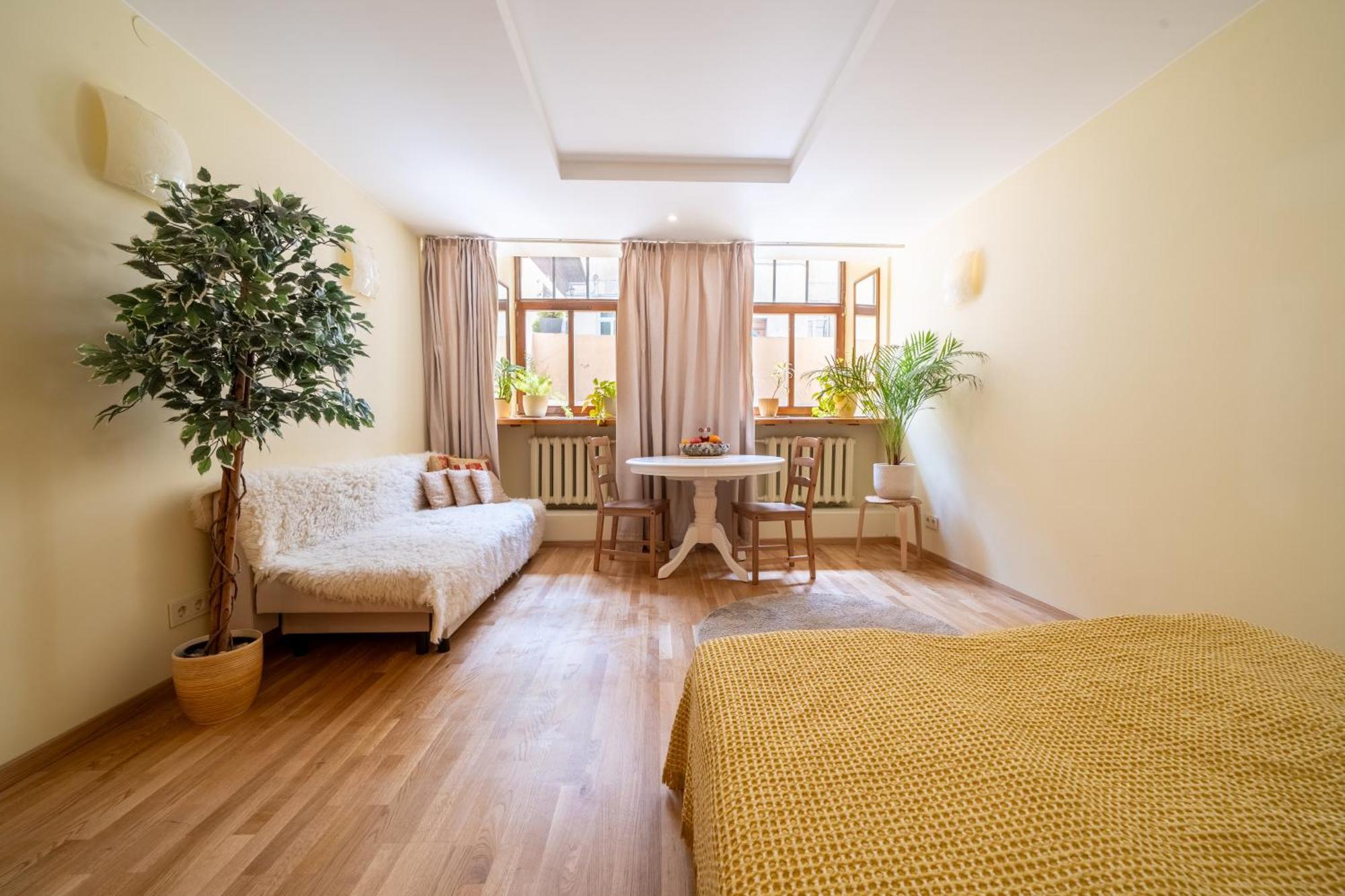 Cozy Suite With Inner Yard วิลนีอุส ภายนอก รูปภาพ