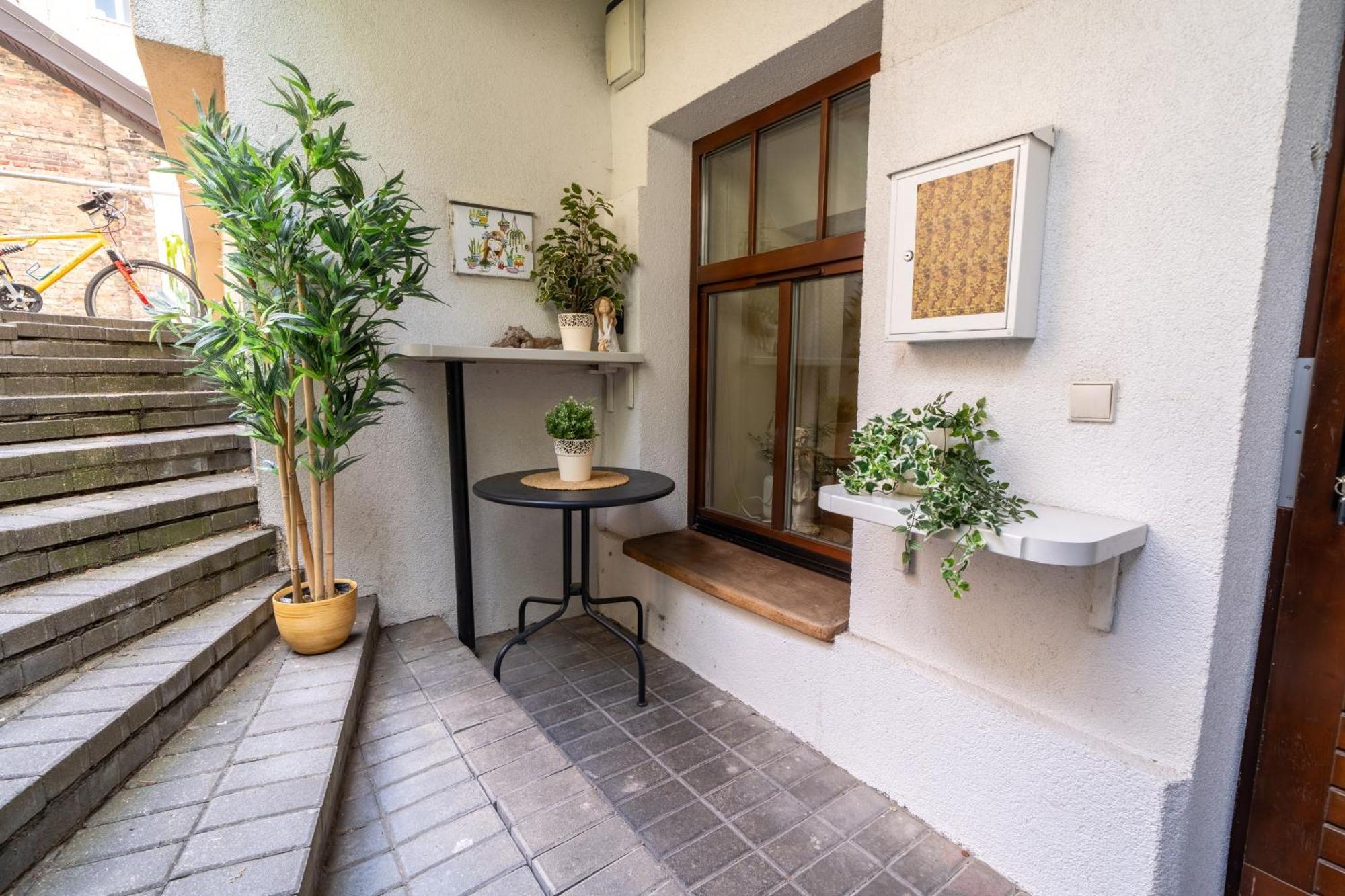 Cozy Suite With Inner Yard วิลนีอุส ภายนอก รูปภาพ